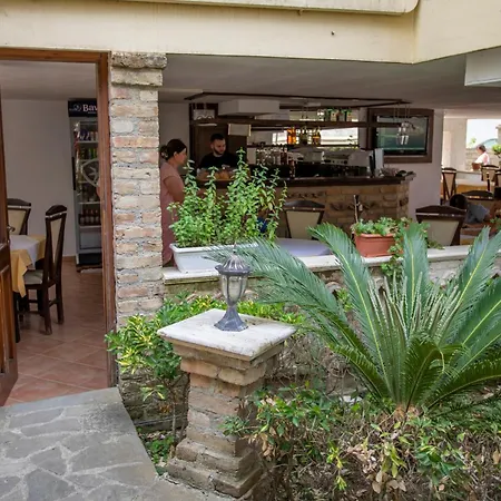 Hotell Sunrise Golem (Tirana)